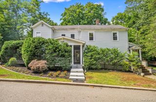 4 Potters Court, Great Neck, NY 11024