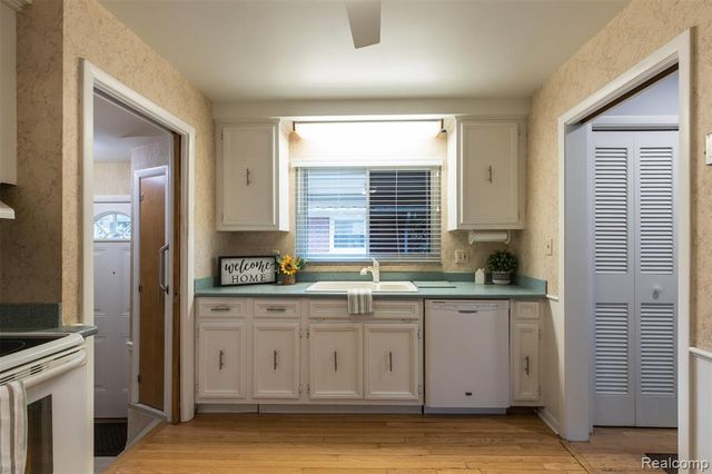 22157 Mauer Street, Saint Clair Shores, MI 48080