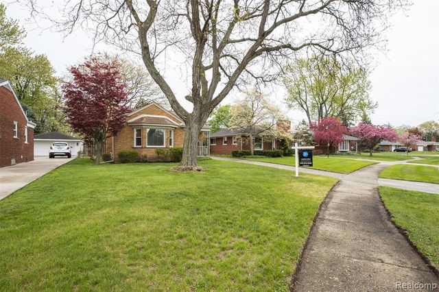 22157 Mauer Street, Saint Clair Shores, MI 48080