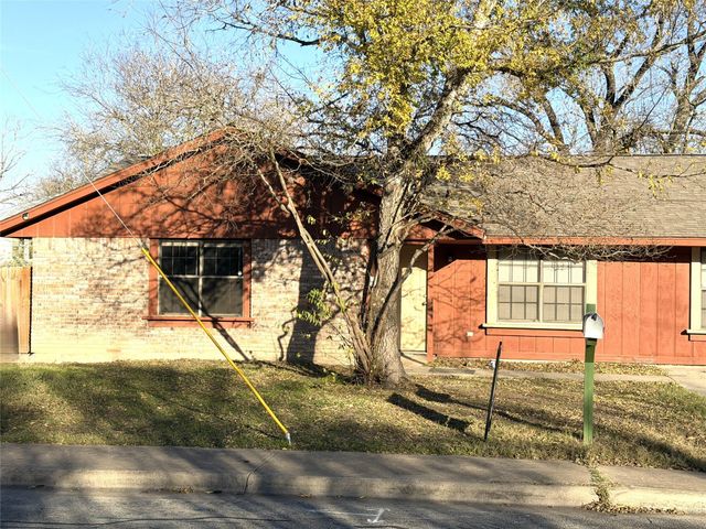 530A S Guadalupe ST, Lockhart, TX 78644