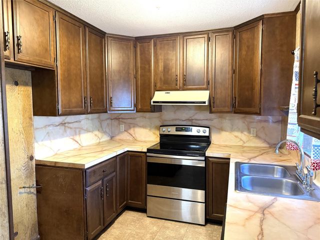 530A S Guadalupe ST, Lockhart, TX 78644