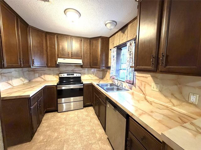 530A S Guadalupe ST, Lockhart, TX 78644