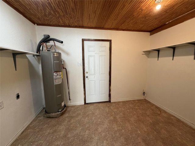 530A S Guadalupe ST, Lockhart, TX 78644