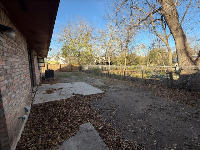 530A S Guadalupe ST, Lockhart, TX 78644