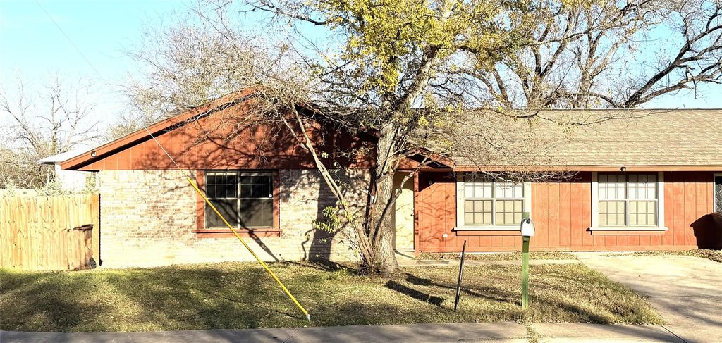 530A S Guadalupe ST, Lockhart, TX 78644