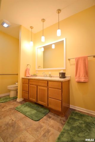 18562 E HILL Street, Mt Vernon, IL 62864