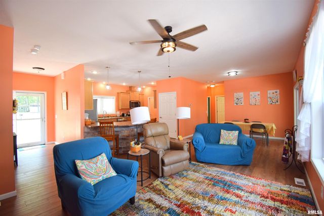 18562 E HILL Street, Mt Vernon, IL 62864