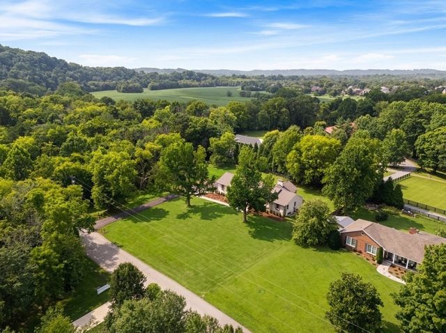 1214 Hunters Trail Dr, Franklin, TN 37069