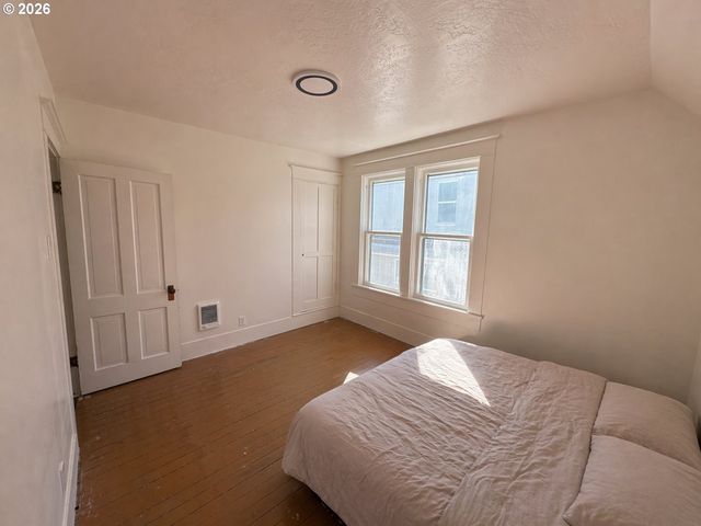 322 W C St, Rainier, OR 97048