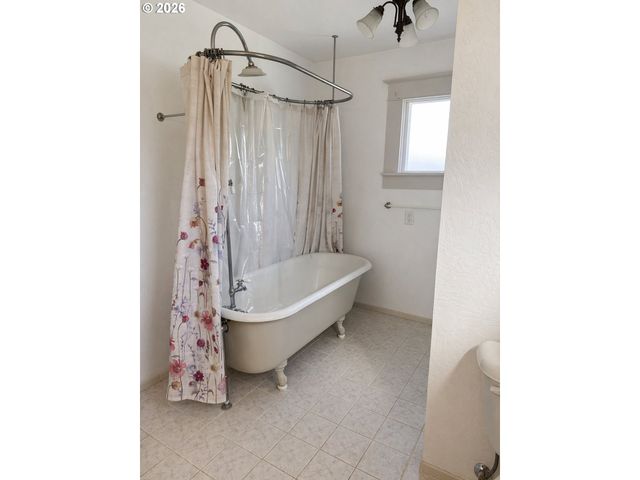 322 W C St, Rainier, OR 97048