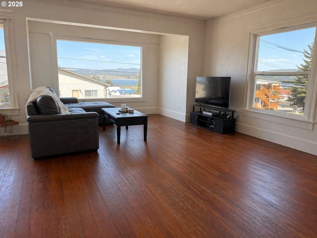 322 W C St, Rainier, OR 97048