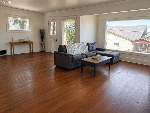 322 W C St, Rainier, OR 97048