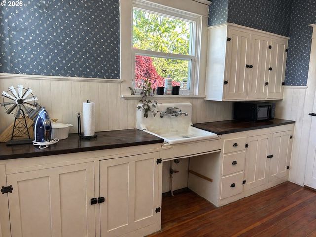 322 W C St, Rainier, OR 97048