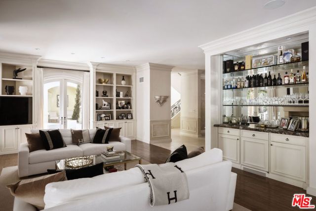 1160 Chantilly Road, Los Angeles, CA 90077