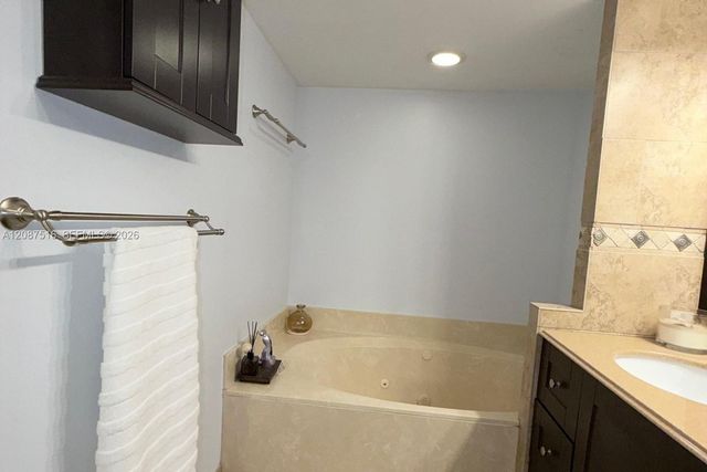 11006 N Harmony Lake Circle, Davie, FL 33324
