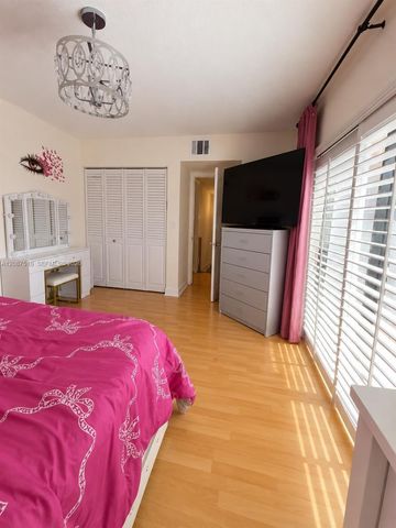 11006 N Harmony Lake Circle, Davie, FL 33324