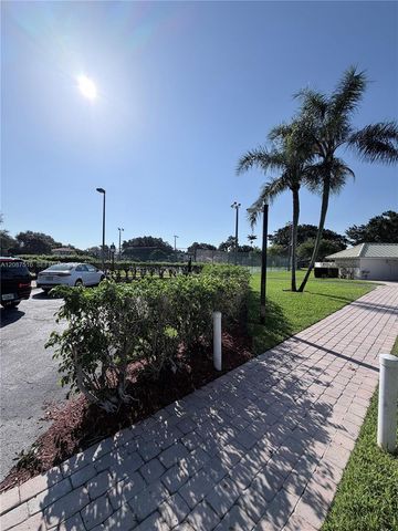 11006 N Harmony Lake Circle, Davie, FL 33324