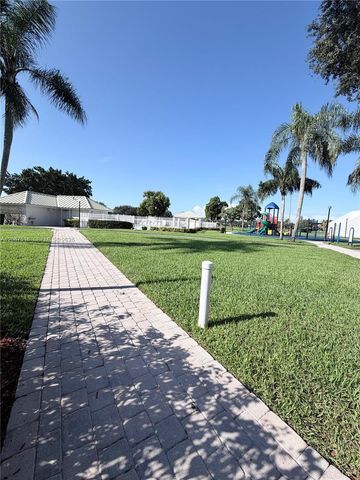 11006 N Harmony Lake Circle, Davie, FL 33324