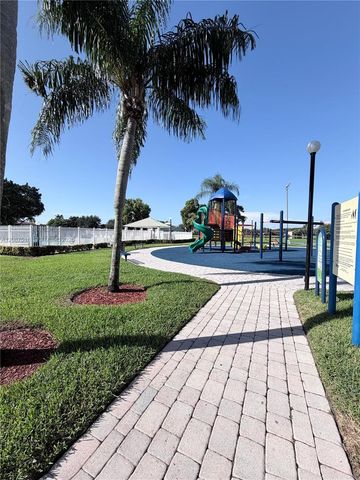 11006 N Harmony Lake Circle, Davie, FL 33324