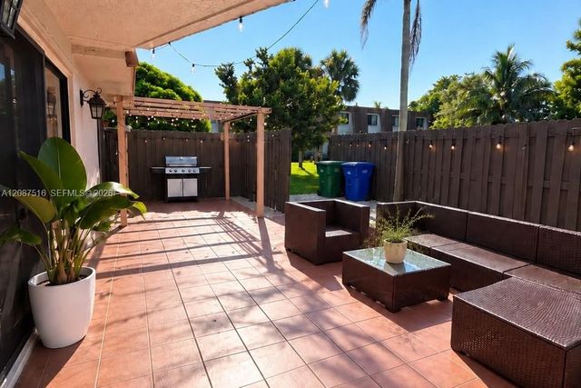 11006 N Harmony Lake Circle, Davie, FL 33324