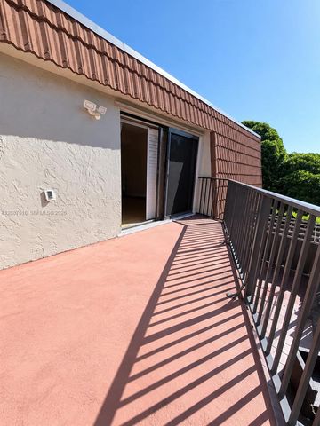 11006 N Harmony Lake Circle, Davie, FL 33324