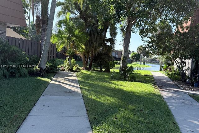 11006 N Harmony Lake Circle, Davie, FL 33324