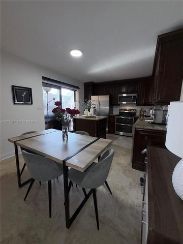 11006 N Harmony Lake Circle, Davie, FL 33324