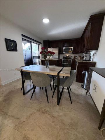 11006 N Harmony Lake Circle, Davie, FL 33324