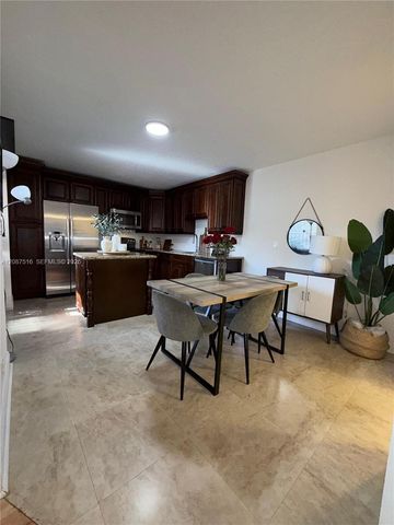 11006 N Harmony Lake Circle, Davie, FL 33324