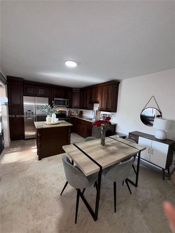 11006 N Harmony Lake Circle, Davie, FL 33324