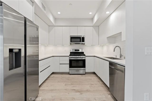 5820 La Mirada Avenue 401, Hollywood, CA 90038