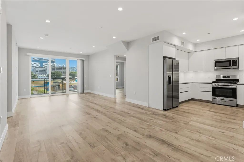 5820 La Mirada Avenue 401, Hollywood, CA 90038