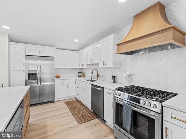 15 ARROWHEAD DR, Marlton, NJ 08053