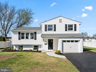 15 ARROWHEAD DR, Marlton, NJ 08053