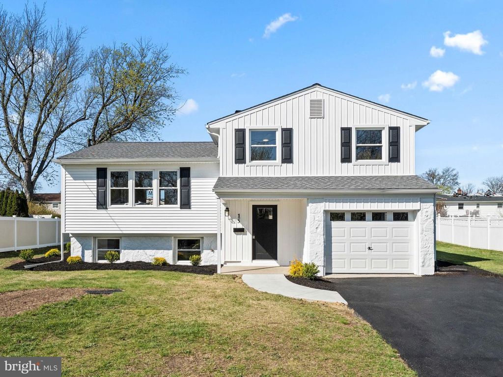 15 ARROWHEAD DR, Marlton, NJ 08053