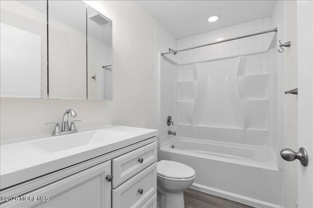 13 Elizabeth Court, Tinton Falls, NJ 07724