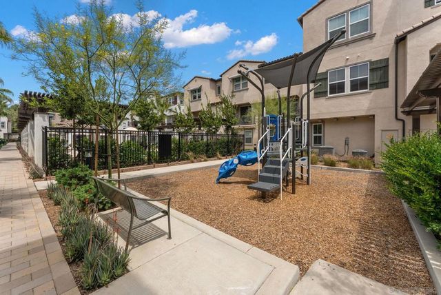 427 Omega Gln, Escondido, CA 92025