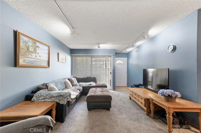 8060 Canby Avenue 2, Reseda, CA 91335