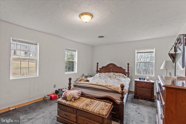 84 LAKEVIEW CIR, Hanover, PA 17331