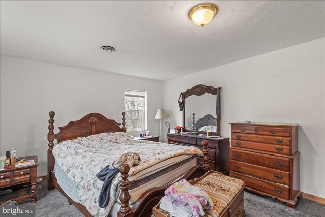 84 LAKEVIEW CIR, Hanover, PA 17331