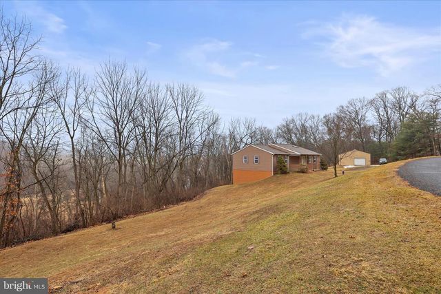 84 LAKEVIEW CIR, Hanover, PA 17331