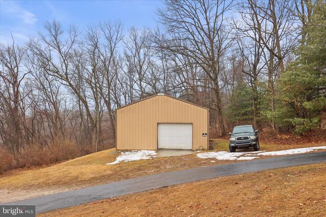 84 LAKEVIEW CIR, Hanover, PA 17331