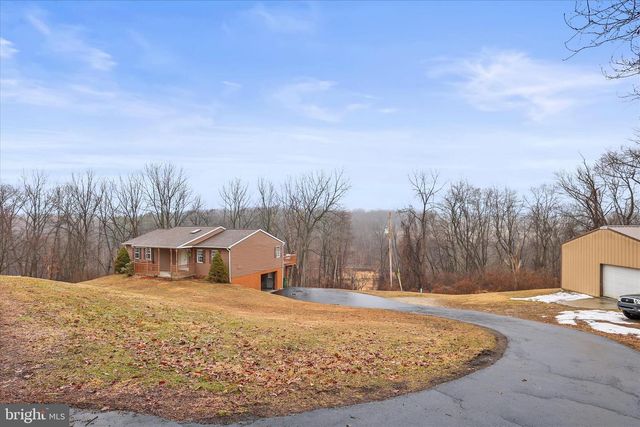 84 LAKEVIEW CIR, Hanover, PA 17331