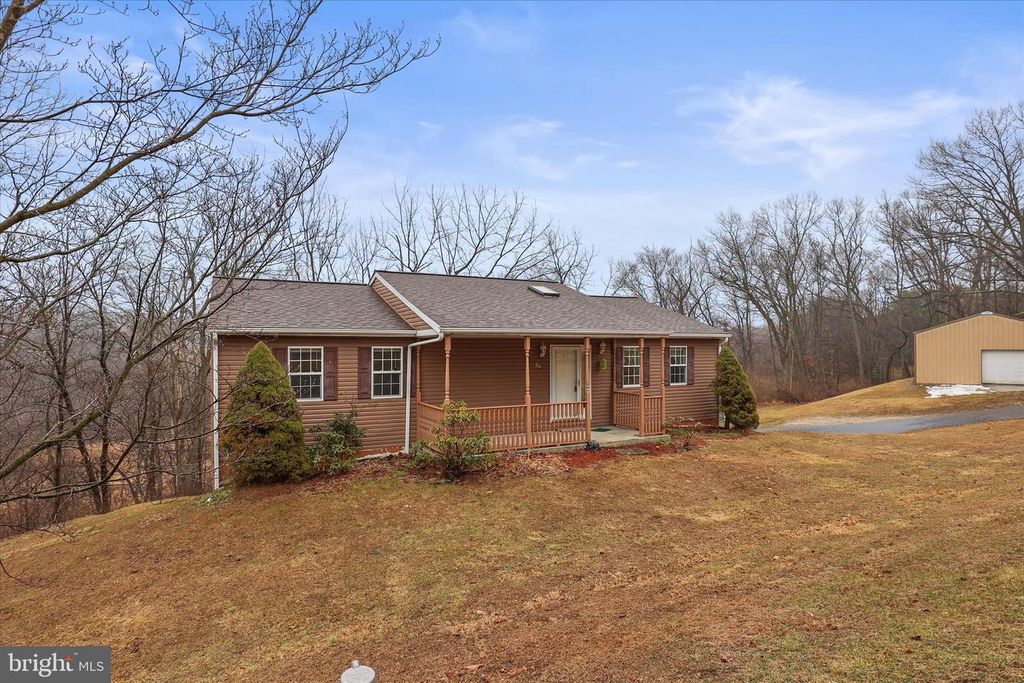 84 LAKEVIEW CIR, Hanover, PA 17331