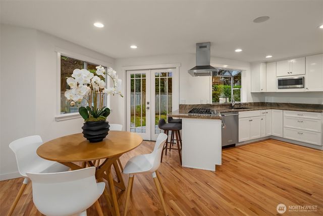 933 6th Place S, Kirkland, WA 98033