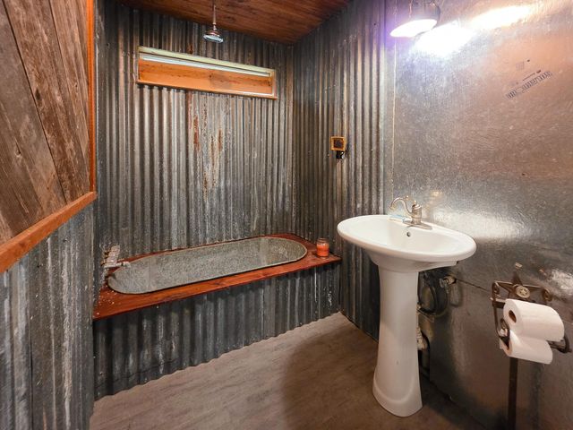 437 E Lumbermans Road, Onalaska, TX 77360