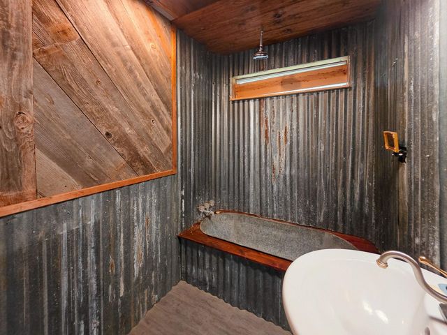 437 E Lumbermans Road, Onalaska, TX 77360