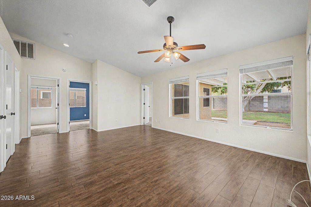 Image 10 of property listing at 1014 W LEAH Lane, Gilbert, AZ 85233