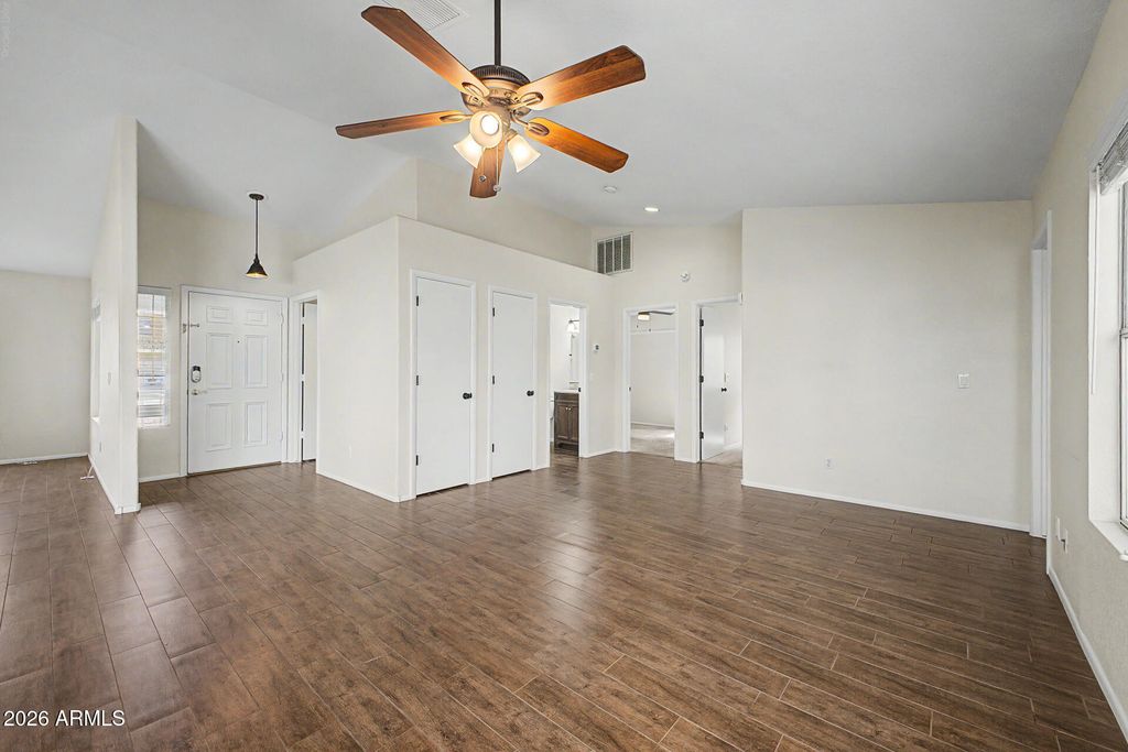 Image 11 of property listing at 1014 W LEAH Lane, Gilbert, AZ 85233