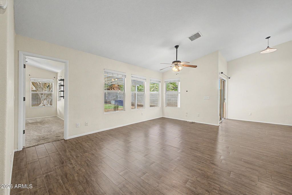 Image 13 of property listing at 1014 W LEAH Lane, Gilbert, AZ 85233